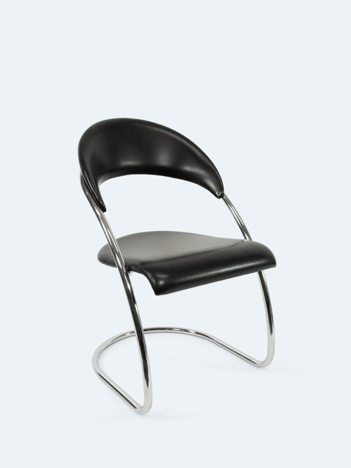 Der Stuhl S36P von Thonet verfügt über einen Stahlrohrrahmen sowie Sitz und Rückenlehne aus schwarzem Leder.