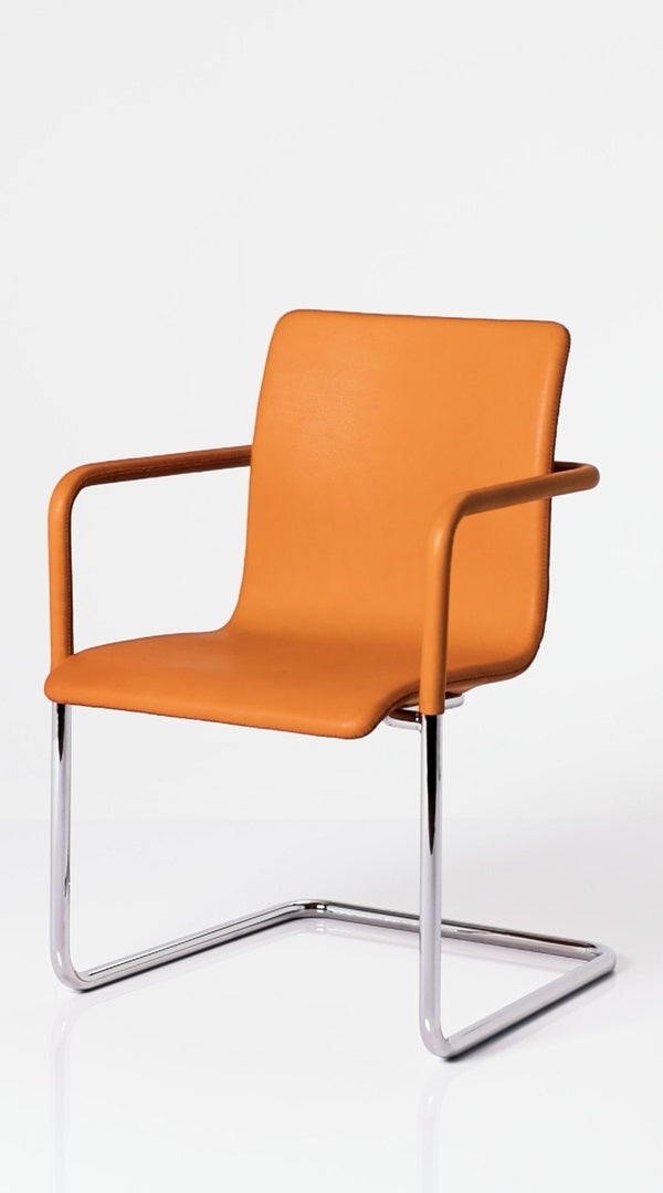 Löffler's promotional video showcasing the Mesami L601 visitor chair